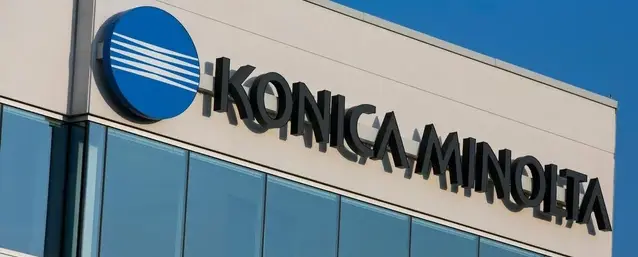 Logo na budově společnosti Konica Minolta