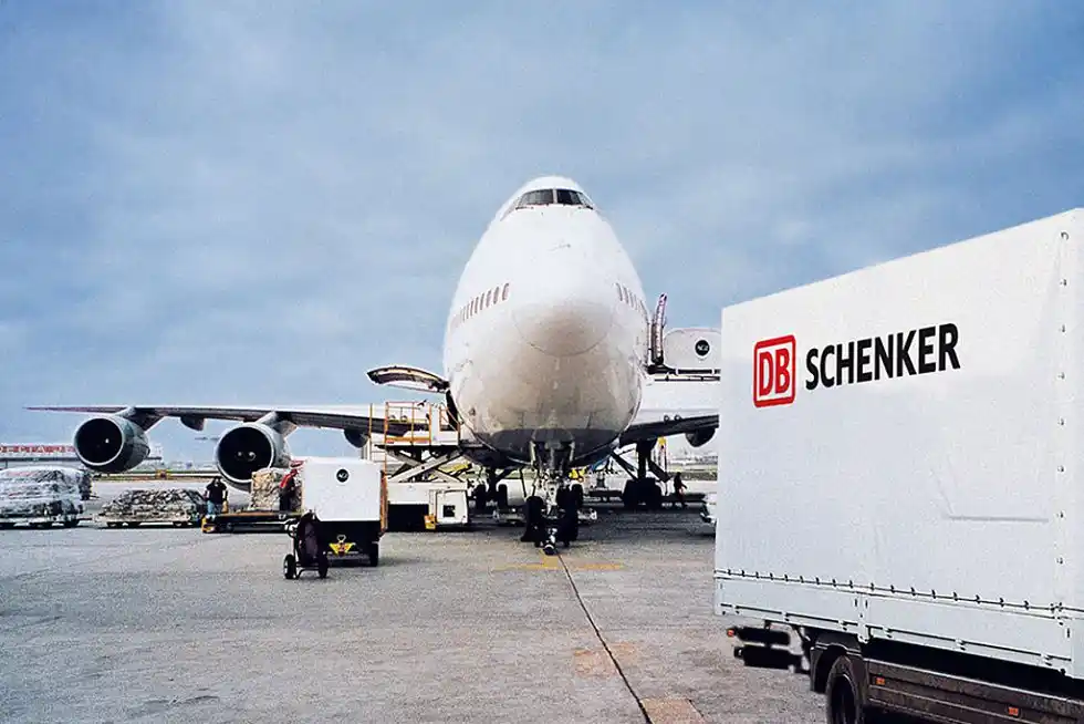 Nákladní vůz s logem DB Schenker na letišti